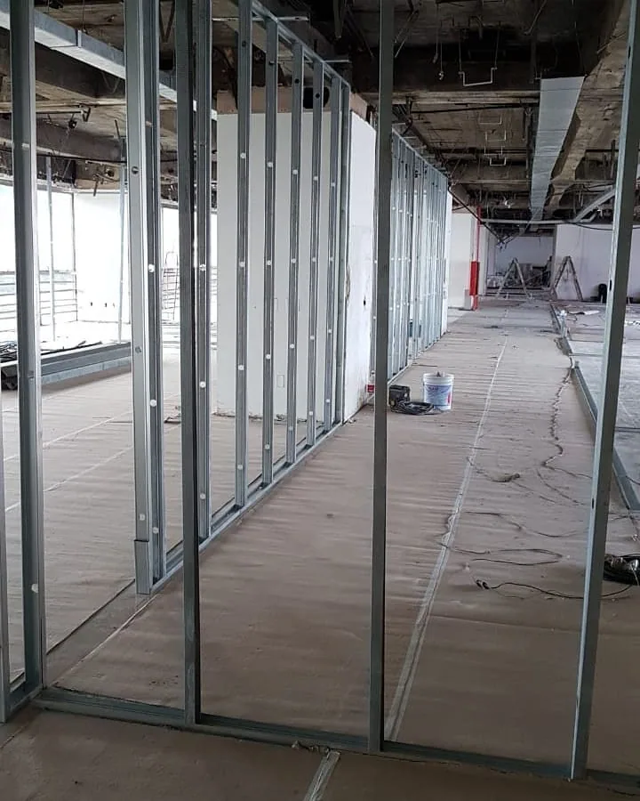 Obra Afonso Pena: estrutura de divisórias em drywall, com os montantes de aço galvanizado em pé ao longo de um andar de escritórios