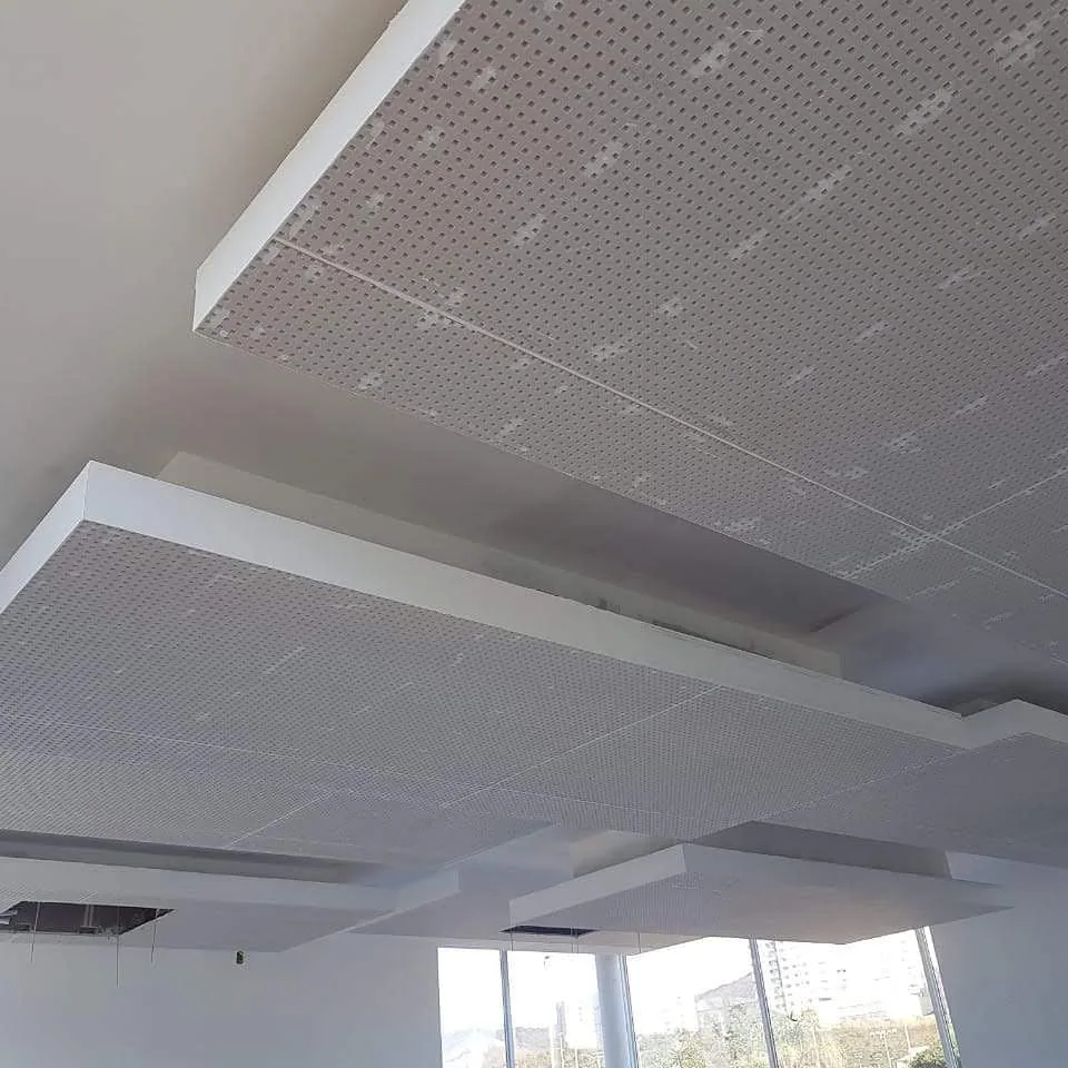 Obra Biotech, em Alphaville: forro em nuvens, placas de gesso perfuradas em níveis diferentes, perto de uma fachada de vidro