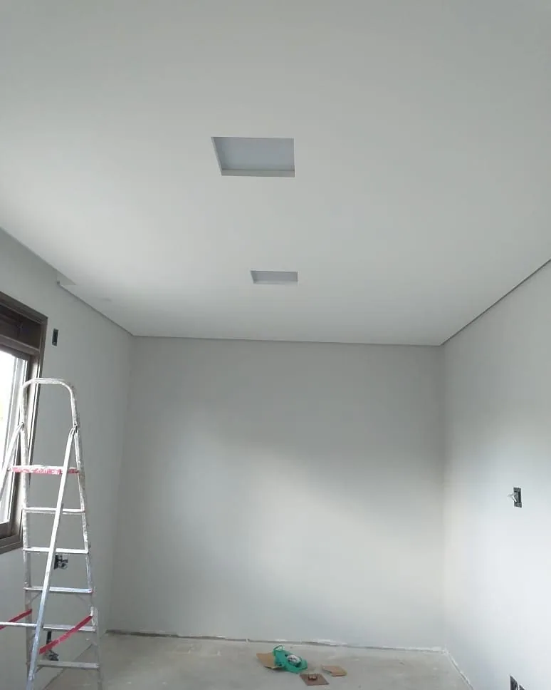 Casa na Península dos Pássaros, em Alphaville: cômodo ainda em acabamento, com escada de abrir e forro de gesso liso com alçapão quadrado